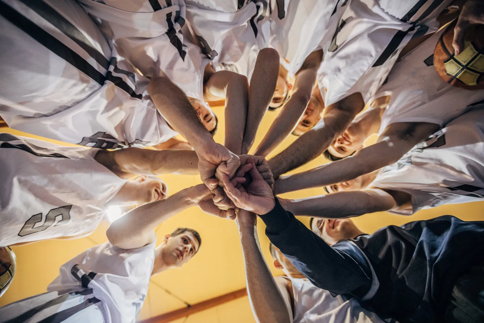 Cercle d'équipe les mains au centre