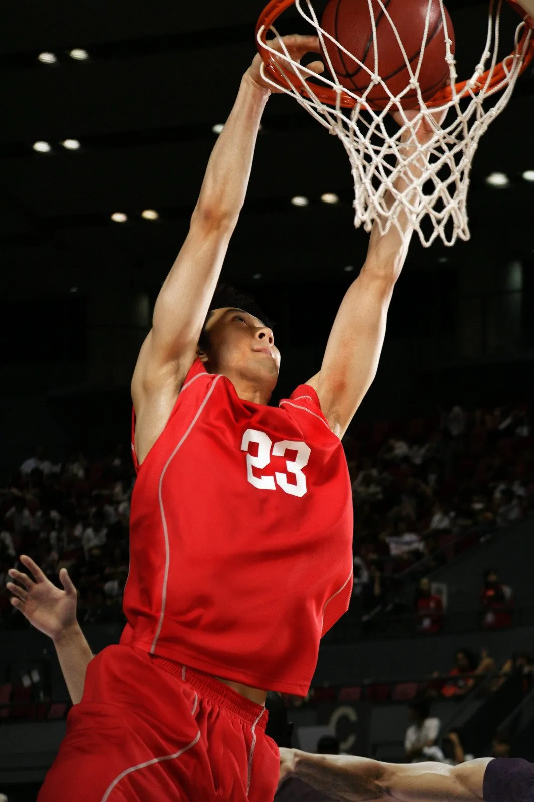 Joueur de basketball en maillot rouge