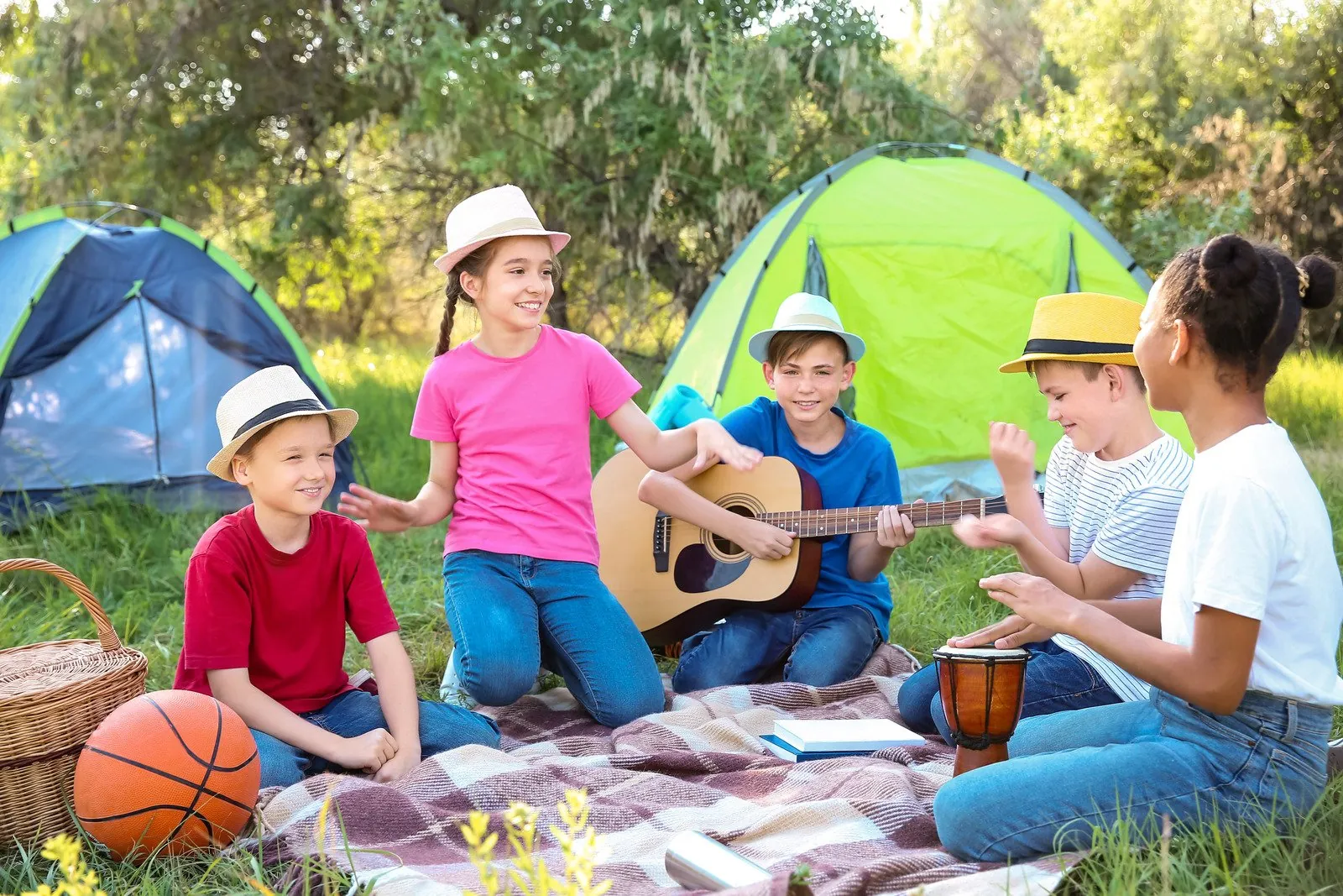 Groupe d'enfants souriants